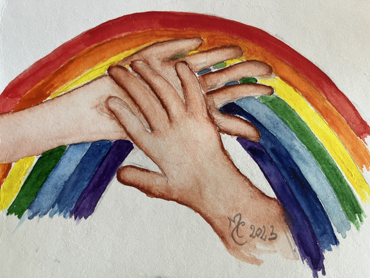Zeichnung eines bunten Regenbogens mit zwei sich überkreuzenden Händen Zeichnung eines bunten Regenbogens mit zwei sich überkreuzenden Händen
