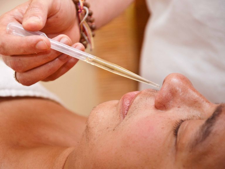 Therapeut führt mit Pipette medizinisches Öl in Nase - Ayurvedische Therapie im Diakonie Hospiz Wannsee Therapeut führt mit Pipette medizinisches Öl in Nase - Ayurvedische Therapie im Diakonie Hospiz Wannsee