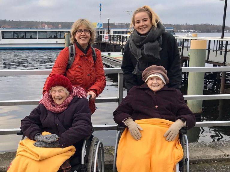 Ehrenamtliche unterwegs mit Hospizgästen in Wannsee - Ehrenamtliche Mitarbeit im Hospiz - Diakonie Hospiz Wannsee Ehrenamtliche unterwegs mit Hospizgästen in Wannsee - Ehrenamtliche Mitarbeit im Hospiz - Diakonie Hospiz Wannsee