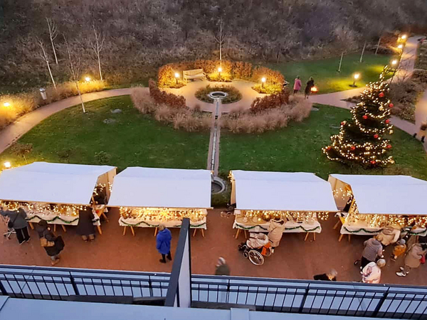 Blick von oben auf Stände des Adventsmarktes Blick von oben auf Stände des Adventsmarktes