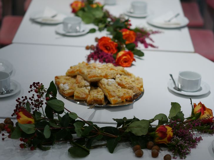 Tafel gedeckt mit Blumen und Kuchen - Trauercafe - Austausch - Beistand - Diakonie Hospiz Wannsee Tafel gedeckt mit Blumen und Kuchen - Trauercafe - Austausch - Beistand - Diakonie Hospiz Wannsee