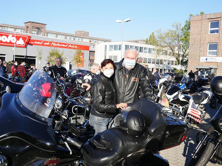 Diakonie Hospiz Wannsee - Nachricht - Trauerbegleitung bei Gedenken für verunglückte Motorradfahrer - ehrenamtliche Sterbebegleiterin Ute Engels und Mann Jürgen