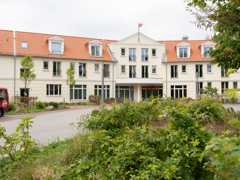 Außenansicht Ersatzgebäude Seniorenpflegeheim Berlin-Zehlendorf während der Generalsanierung und Erweitung Diakonie Hospiz Wannsee