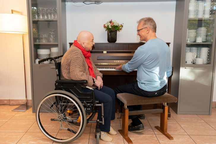 Ehrenamtlicher spielt Klavierstück für Hospizgast - Ehrenamtliche sind essentiell für die Hospizarbeit - Diakonie Hospiz Wannsee
