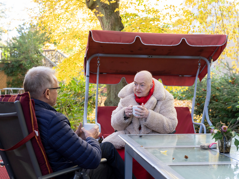 Gesprächssituation im Hospiz draußen am Tisch zwischen Hospizgast und Mitarbeitendem, Hospiz- und Palliativberatungsdienst, Sterbebegleitung, Beratung, Diakonie Hospiz Wannsee, Berlin-Wannsee Gesprächssituation im Hospiz draußen am Tisch zwischen Hospizgast und Mitarbeitendem, Hospiz- und Palliativberatungsdienst, Sterbebegleitung, Beratung, Diakonie Hospiz Wannsee, Berlin-Wannsee