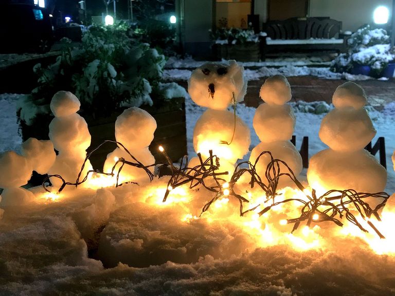 Diakonie Hospiz Wannsee - Angehörige bauen eine kleine Schneemannparade