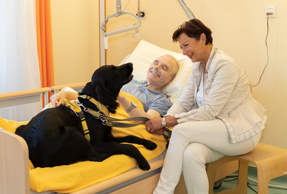 Therapeutin mit Hund zu Besuch bei Hospizgast - Therapieangebot - Diakonie Hospiz Wannsee