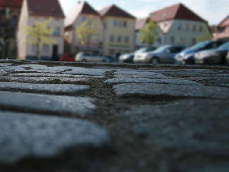 Straße im Hintergrund Häuser - Sterbebegleitung von Obdachlosen - Angebot Diakonie Hospiz Wannsee