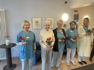 Hospizmitarbeitende stehen mit Rosen nebeneinander, besonderer Momente im Hospiz, Lebensabschnitt feiern, Diakonie Hospiz Wannsee, Berlin-Wannsee