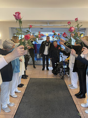 Mitarbeitende und Gäste stehen mit Rosen Spalier für das Hochzeitspaar, besonderer Momente im Hospiz, Lebensabschnitt feiern, Diakonie Hospiz Wannsee, Berlin-Wannsee