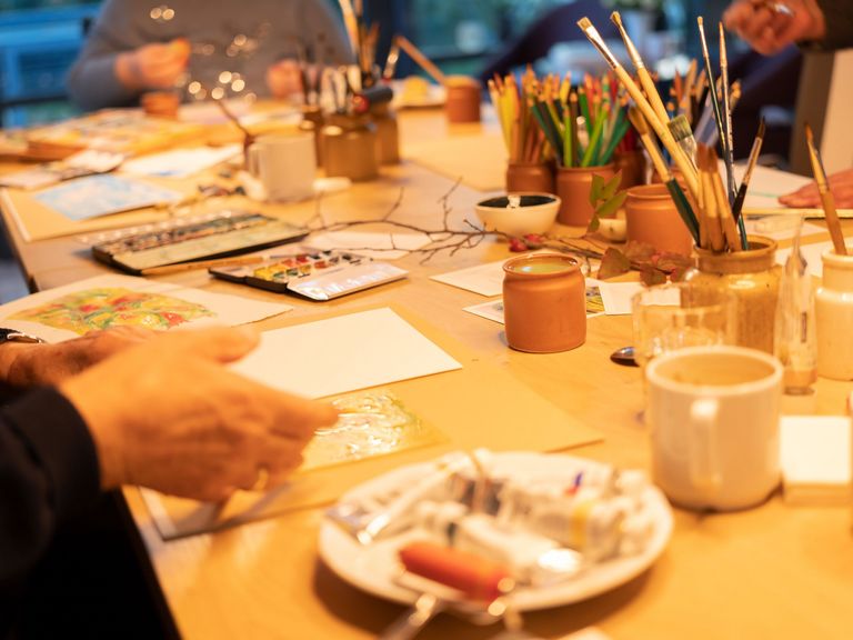 Tisch mit Utensilien für Kunsttherapie - Diakonie Hospiz Wannsee Tisch mit Utensilien für Kunsttherapie - Diakonie Hospiz Wannsee