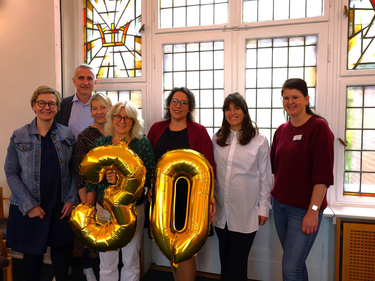 Das Koordinatorenteam des ambulanten Hospizdienst des Diakonie Hospiz Wannseee s steht mit einer 30 als Ballon im Festsaal am Kleinen Wannsee Das Koordinatorenteam des ambulanten Hospizdienst des Diakonie Hospiz Wannseee s steht mit einer 30 als Ballon im Festsaal am Kleinen Wannsee