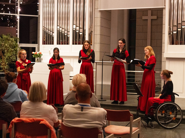 Das Vokalensemble Novere e.V. singt auf der Bühne in der Kirche am Immanuel Krankenhaus Das Vokalensemble Novere e.V. singt auf der Bühne in der Kirche am Immanuel Krankenhaus